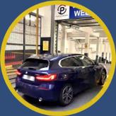 Auto rijdt de parkeergarage in