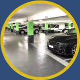 Parkeerlaag met groene pilaren